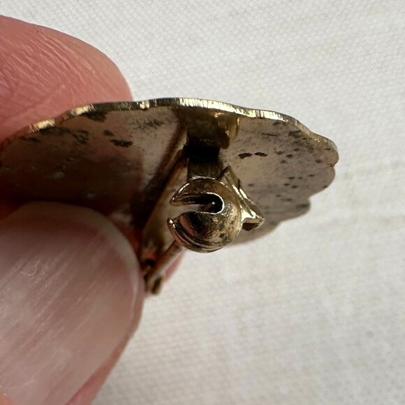 Vintage Enamel Santa Claus Pin 3/4" Gold Tone Holiday Lapel Brooch - Picture 4 of 5